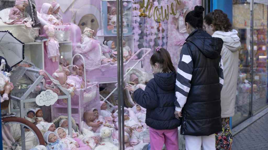 Varias personas miran el escaparate de una tienda de juguetes. / EP