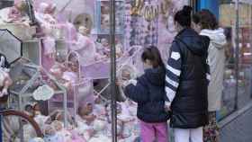 Varias personas miran el escaparate de una tienda de juguetes. / EP