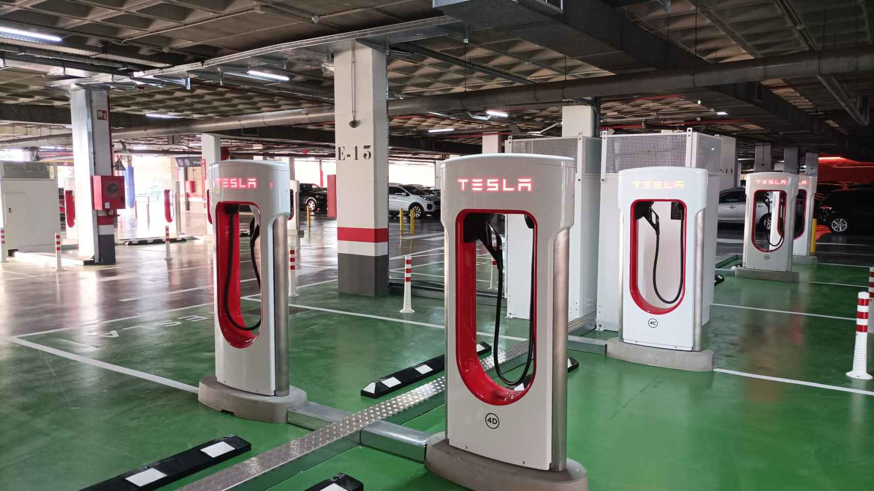 Estacin de recarga de coches elctricos de Tesla en Megapark de Barakaldo / CV