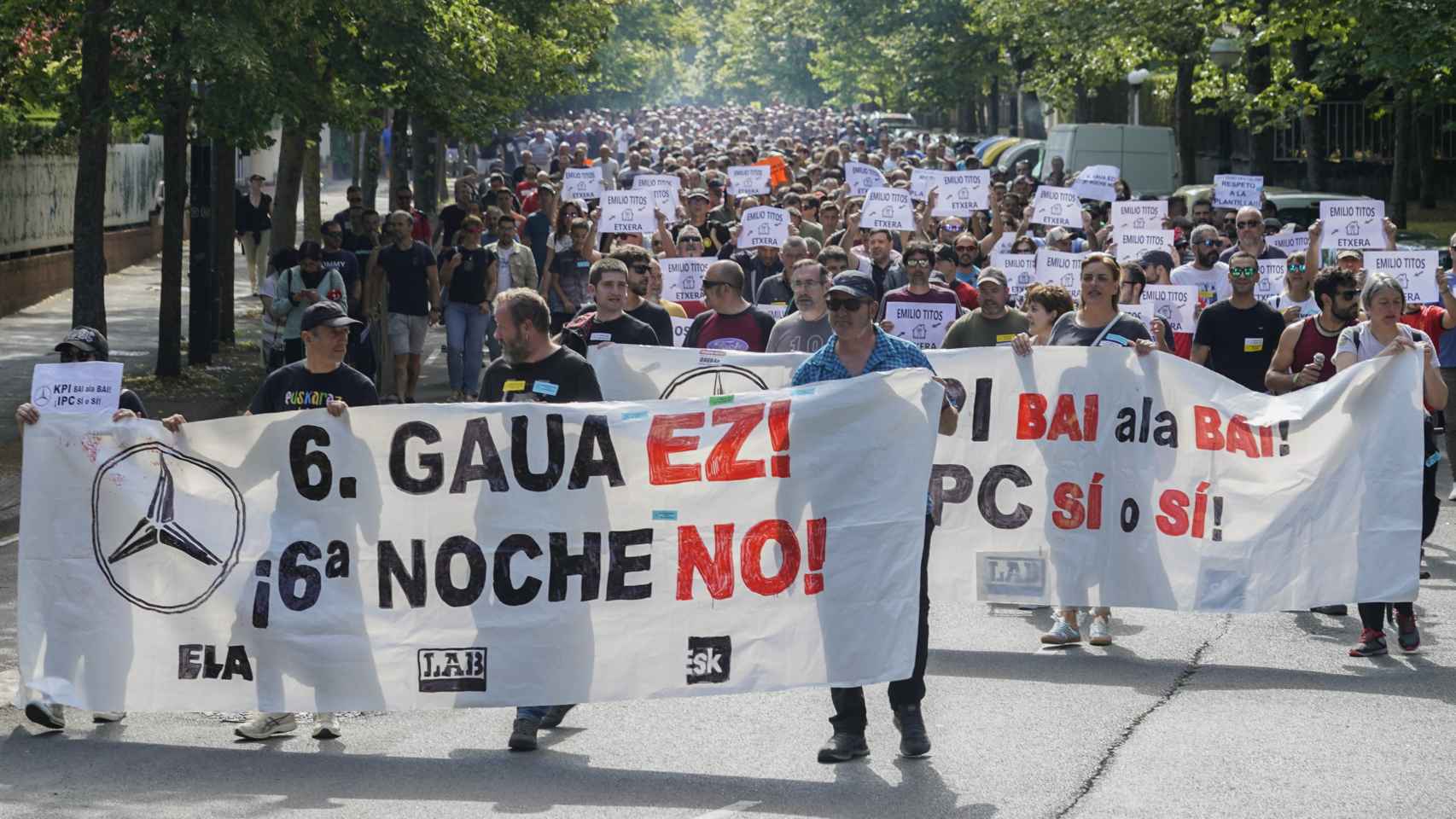 Manifestacin de ELA, LAB y ESK este viernes durante el sexto da de paro en la factora / EFE