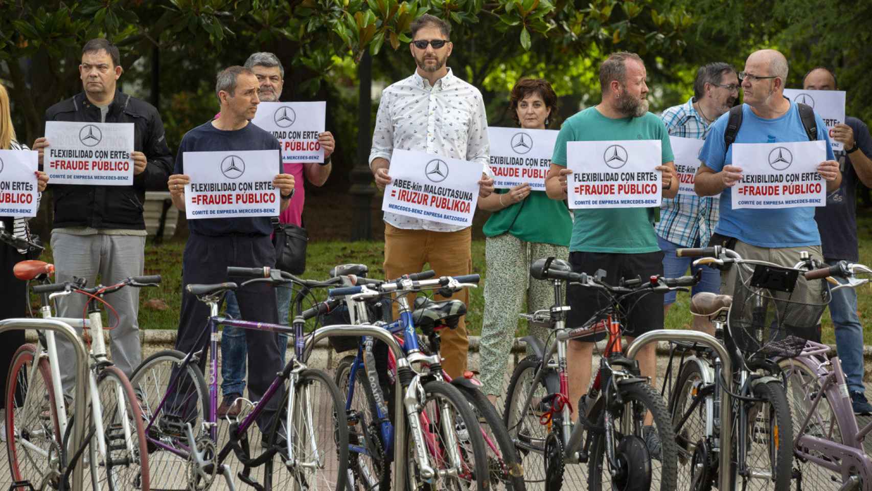 Concentracin de los trabajadores de Mercedes dentro de ELA, LAB y ESK por el ltimo ERTE. / EFE