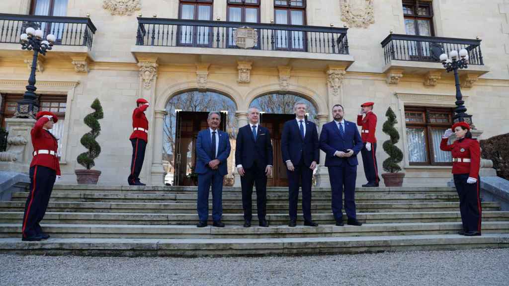 El lehendakari, Iigo Urkullu (2i) junto a los presidentes de Cantabria, Miguel ngel Revilla (i); Galicia, Alfonso Rueda (2d) y Asturias, Adrin Barbn, durante la Cumbre del Arco Atlntico en Vitoria / EFE