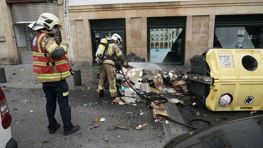 Los bomberos apagan el fuego de un contenedor durante los altercados de este domingo en Bilbao tras la manifestacin contra el encarcelamiento de Pablo Hasl. EP