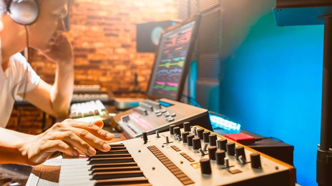 Grado en Producción Musical y Sonido para la industria del Entretenimiento. / Euneiz