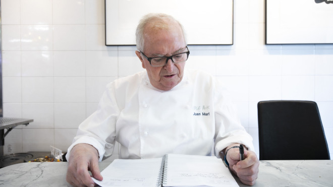 Juan Mari Arzak revisa algunas de sus últimas ideas anotadas en su libreta / Sara Santos (EFE)