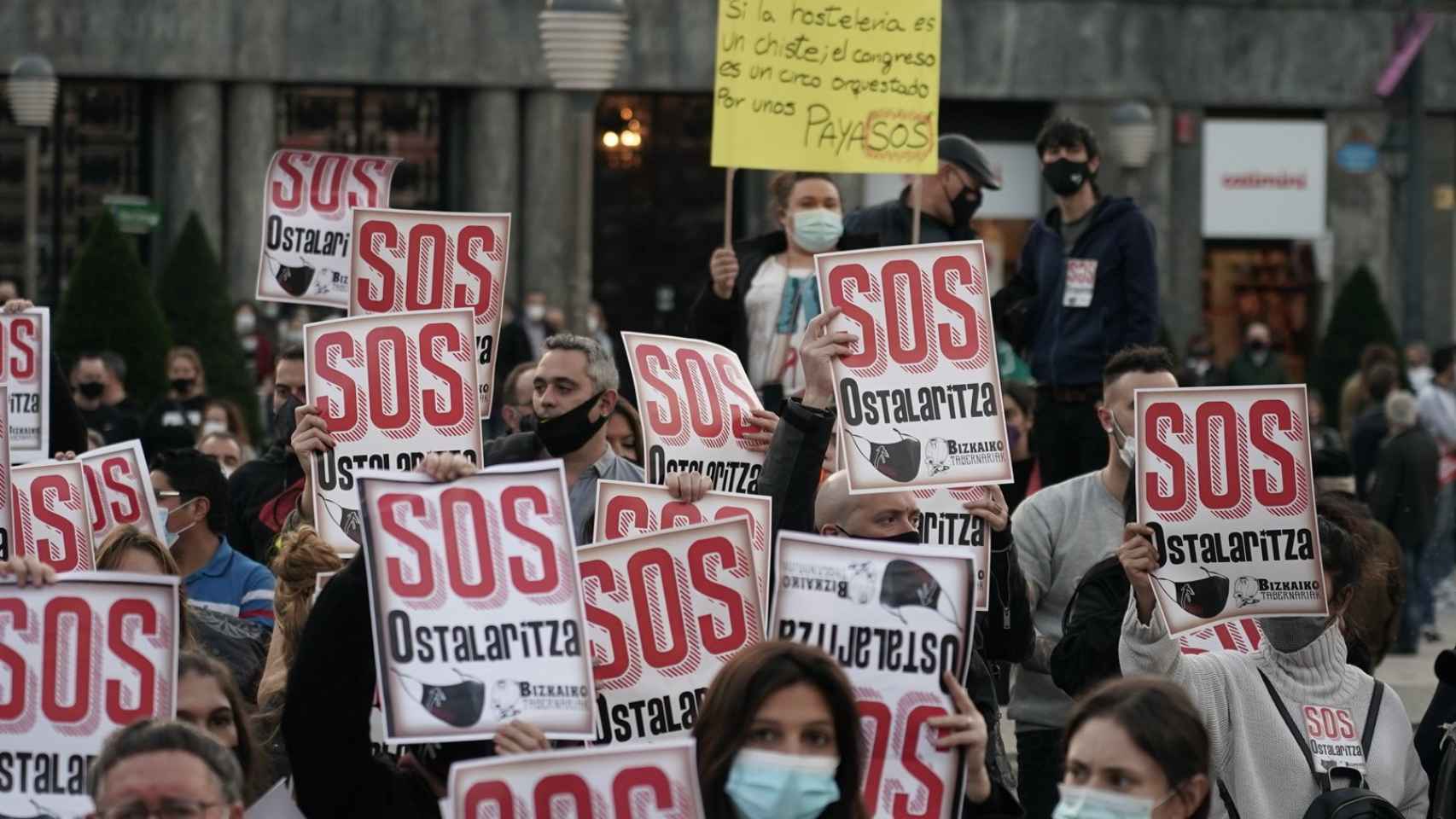 Imagen de la manifestacion de apoyo al sector de la hosteleria celebrada el pasado 7 de noviembre en Bilbao. E.P.