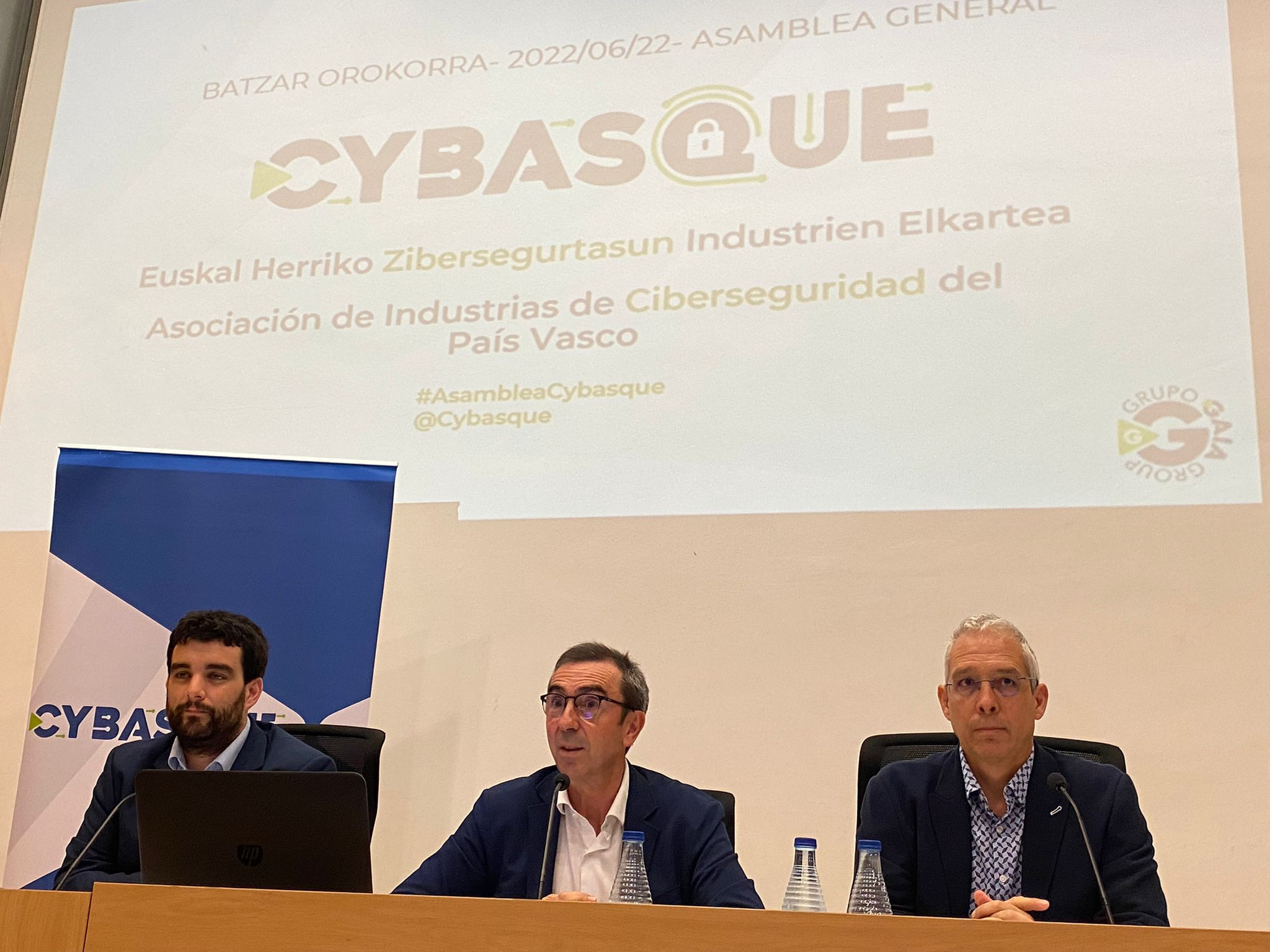 Presidente de Cybasque, Xabier Mitxelena, el Director de Basque Cybersecurity Centre , Javier Diéguez, y Jon Mitxelena, coordinador de Cybasque. / Twitter: @clustergaia