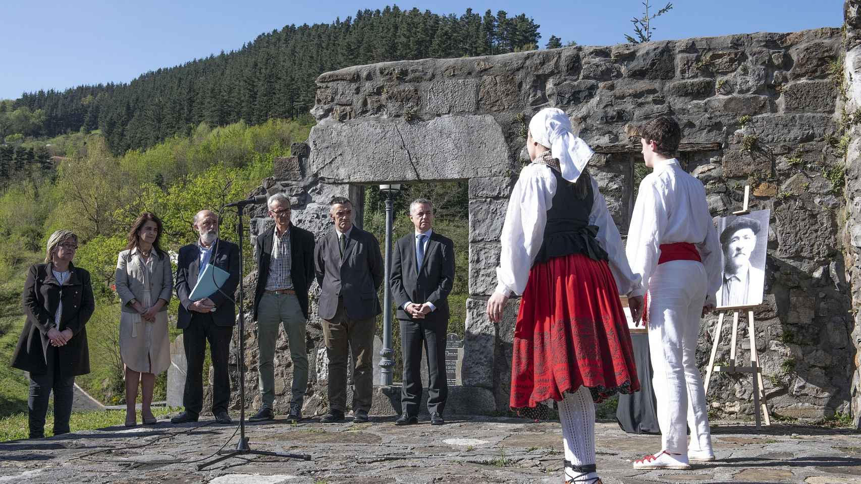 Inhumacin en el Columbario de la Dignidad a la primera persona desaparecida en la Guerra Civil en Euskadi, identificada por el programa de ADN en 2018. / EP