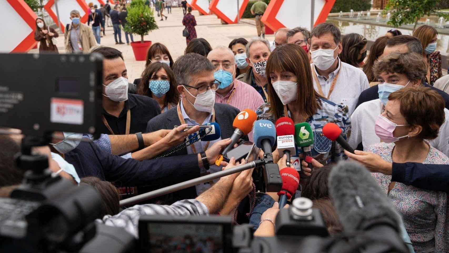 Idoia Mendia y Patxi Lpez atendiendo a los medios de comunicacin. / EP