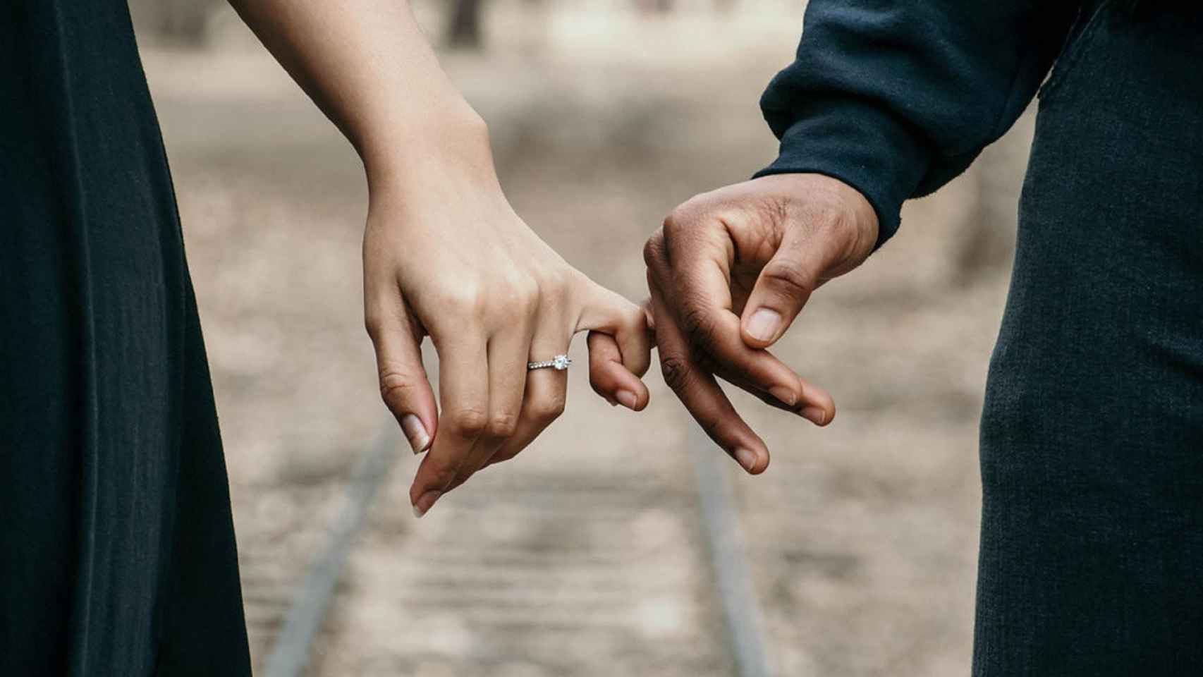 Una pareja contrae matrimonio, algo que en Euskadi cada vez dura menos / PEXELS