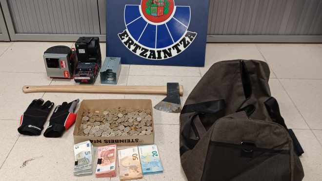 Material encontrado tras el arresto de un hombre por robar en un establecimiento utilizando un hacha para romper el escaparate / Ertzaintza