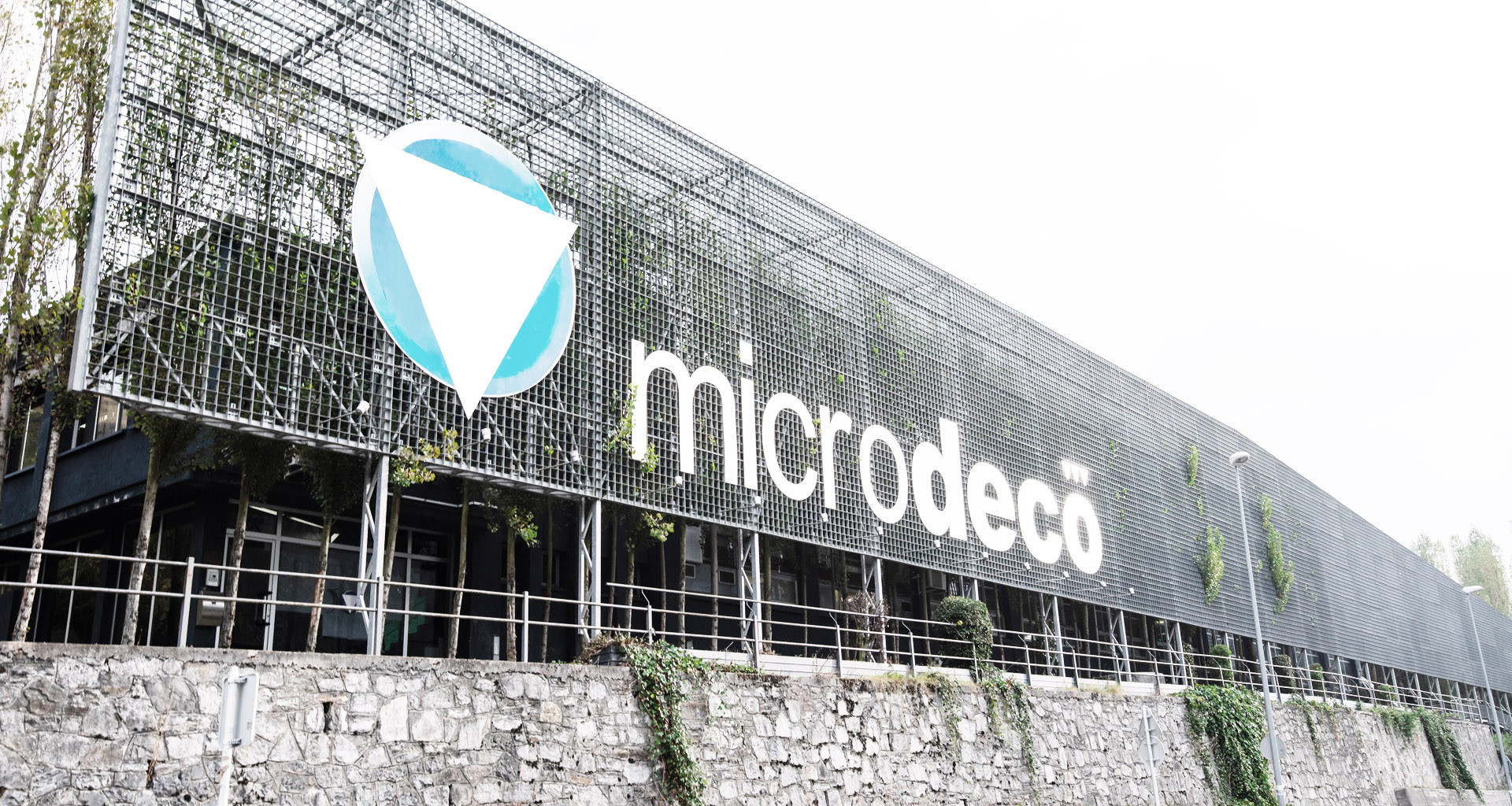 Exterior de las instalaciones de la empresa Microdeco ubicada en Ermua / CV