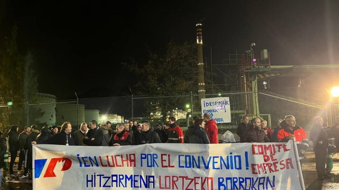 Trabajadores de Petronor a las puertas de la refinería./EuropaPress