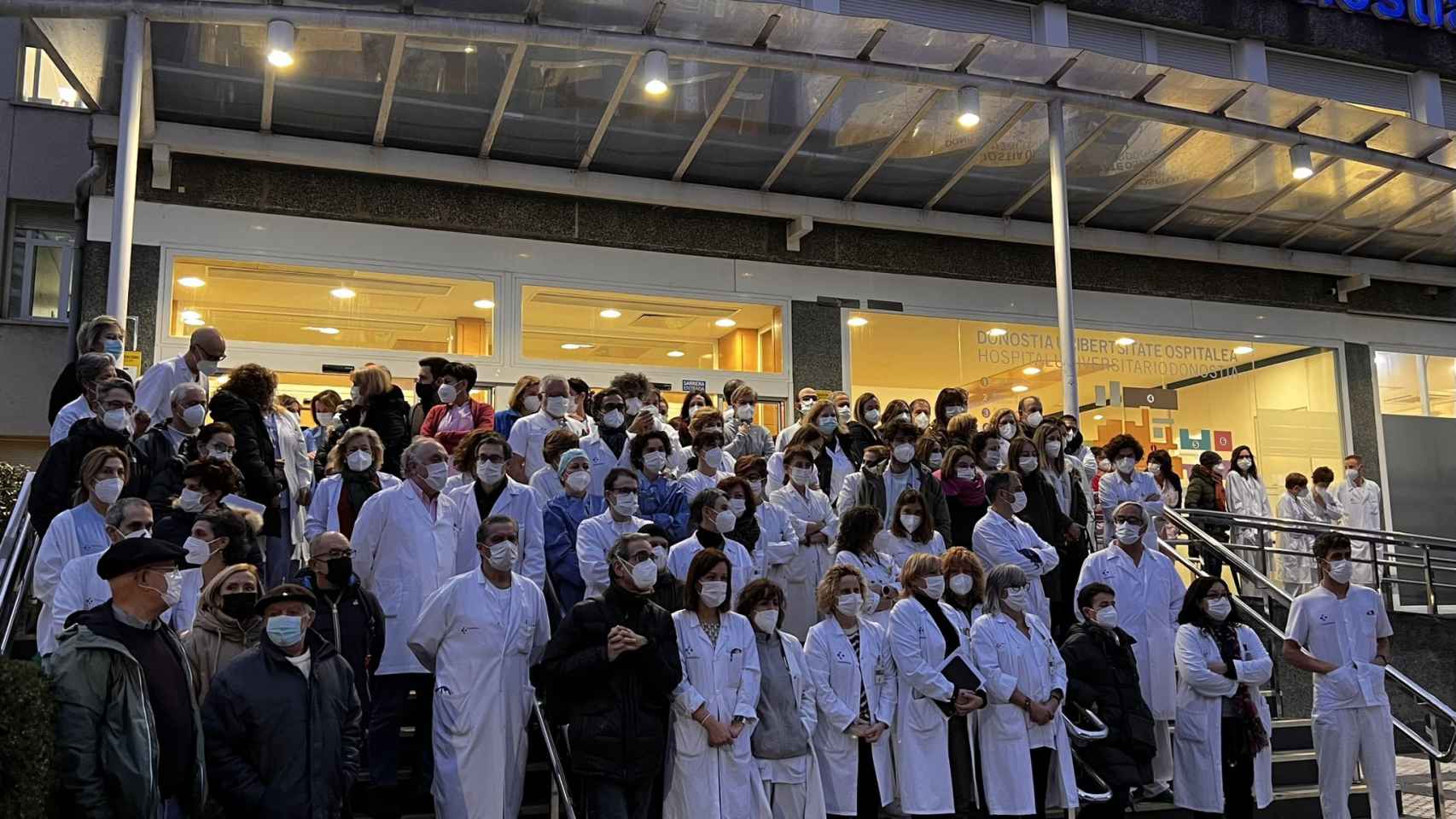 Concentracin de los profesionales de la OSI Donostialdea este lunes frente al Hospital Donostia / HD Profesionalak