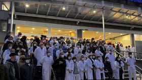 Concentracin de los profesionales de la OSI Donostialdea este lunes frente al Hospital Donostia / HD Profesionalak