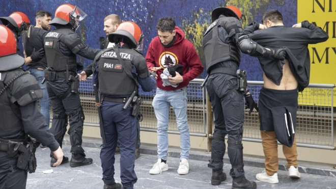 Agentes de la Ertzaintza registran a seguidores. / Efe