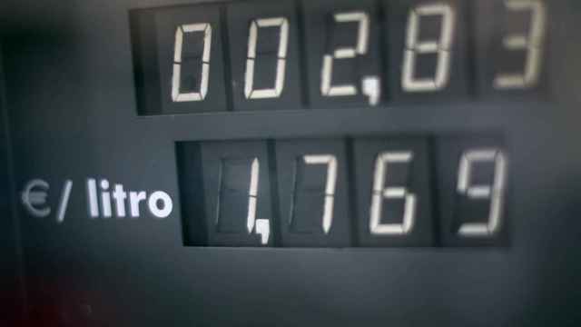 Detalle del precio del combustible en una gasolinera. / EFE