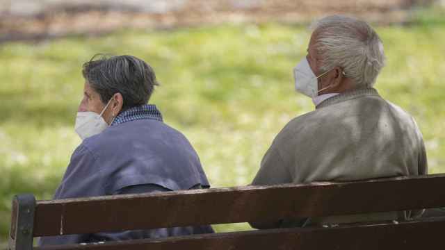 Una pareja de ancianos en un parque. / EP
