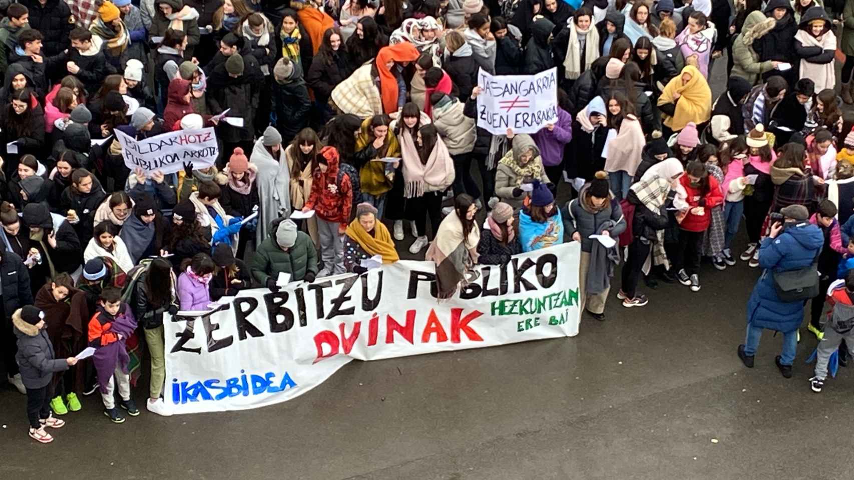 Profesores y alumnos se concentran con mantas frente al Departamento de Educacin. / Ikastola Ikasbidea