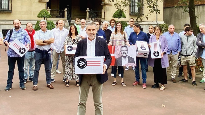 Iñaki Arechabaleta entrega sus avales a la presidencia del Athletic en Ibaigane. / Twitter: @arechabaleta_T