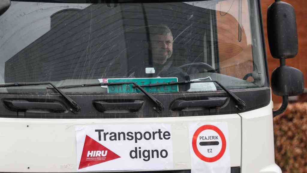 Un transportista durante una de las movilizaciones de Hiru frente a la sede de Adegi con motivo de la huelga del transporte / Juan Herrero (EFE)