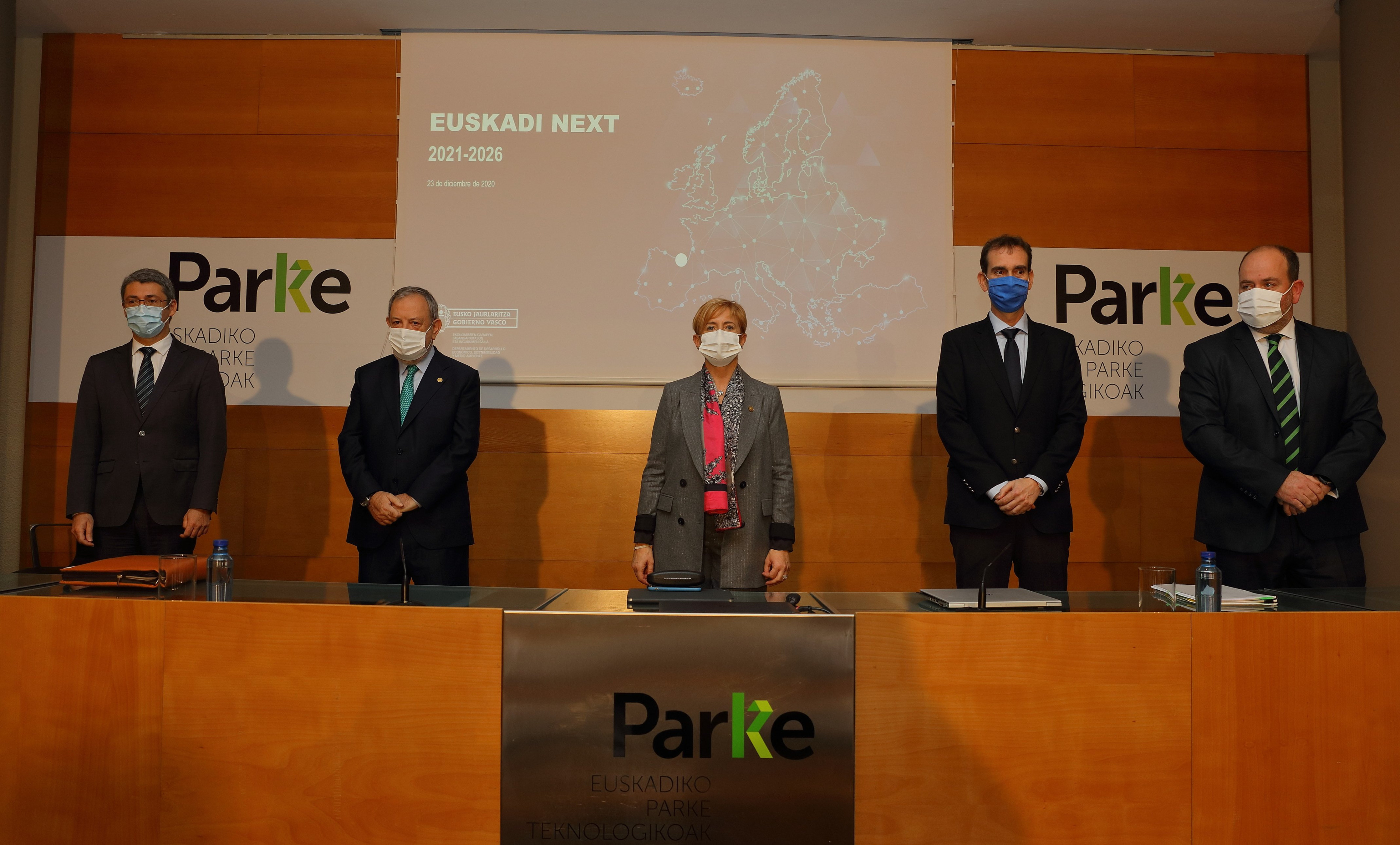 El consejero de Economía y Hacienda, Pedro Azpiazu, y la consejera de Desarrollo Económico, Arantxa Tapia, presentando el plan Euskadi Next Generation EU / EP