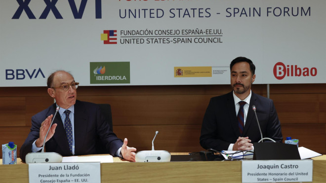 El presidente de la Fundación Consejo España–EE.UU., Juan Lladó, y el congresista norteamericano Joaquín Castro en rueda de prensa / EFE