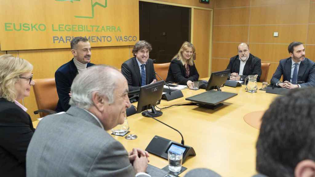 Los parlamentarios del PSE reunidos este jueves en el Parlamento vasco. / PSE