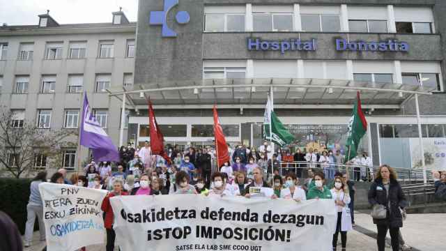 Mdicos, pacientes y sanitarios se manifiestan por la Sanidad Pblica en el Hospital Universitario Donostia. / EP