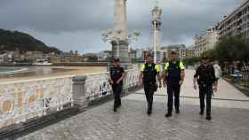 Agentes de la Ertzainza en Donostia. / EP