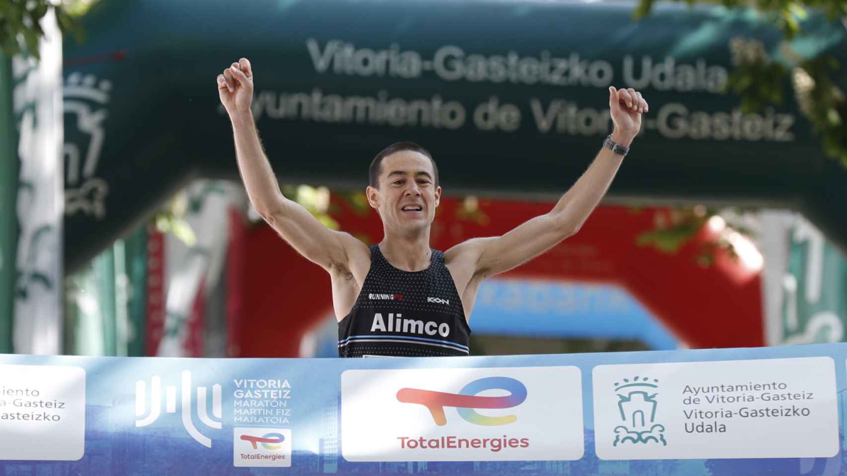 Ander Barrio y Eneritz Iraola vencen en el Maratn Martn Fiz de Vitoria 2022. / EFE