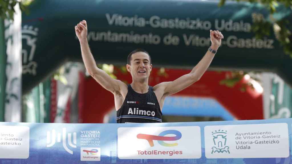 Ander Barrio y Eneritz Iraola vencen en el Maratn Martn Fiz de Vitoria 2022. / EFE