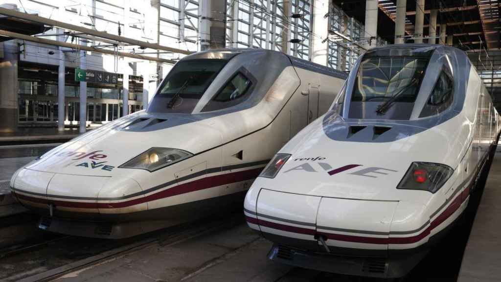 Dos trenes de alta velocidad de Renfe / EFE