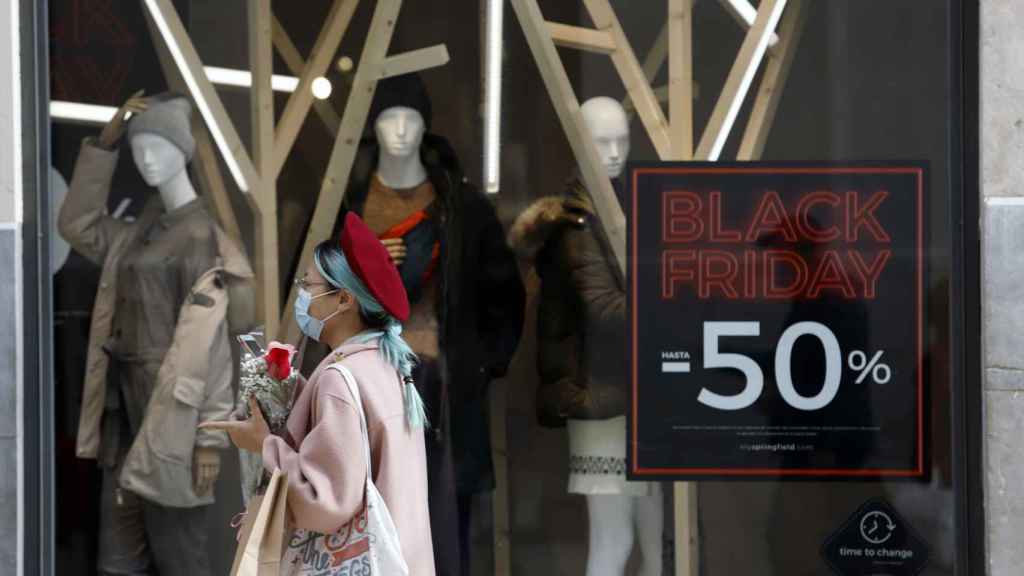 Varias personas realizan algunas compras de la navidad, aprovechando los descuentos del Black Friday. / EP