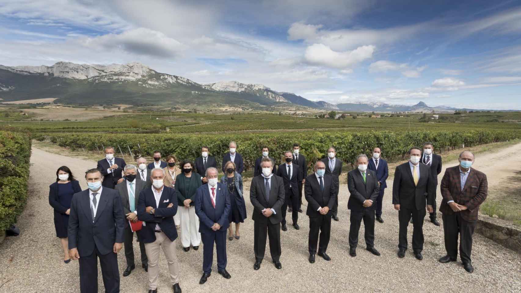 Foto de familia del consejero con los representantes de Aefam. /IREKIA