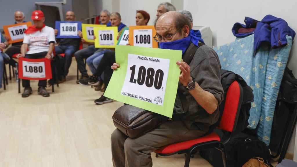 El movimiento de pensionistas de Bizkaia ha iniciado este lunes en Bilbao un ayuno y encierro, para reivindicar unas pensiones mnimas de 1.080 euros. EFE/Miguel Toa