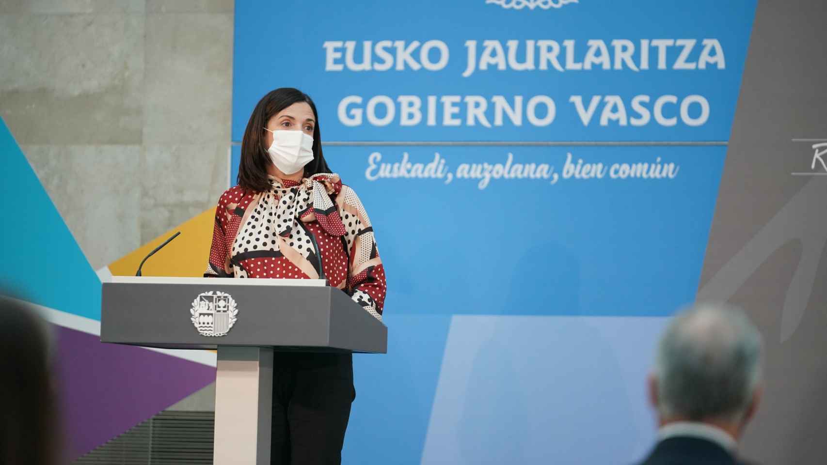 La consejera de Justicia del Gobierno vasco, Beatriz Artolazabal, observada por Iigo Urkullu. / EP