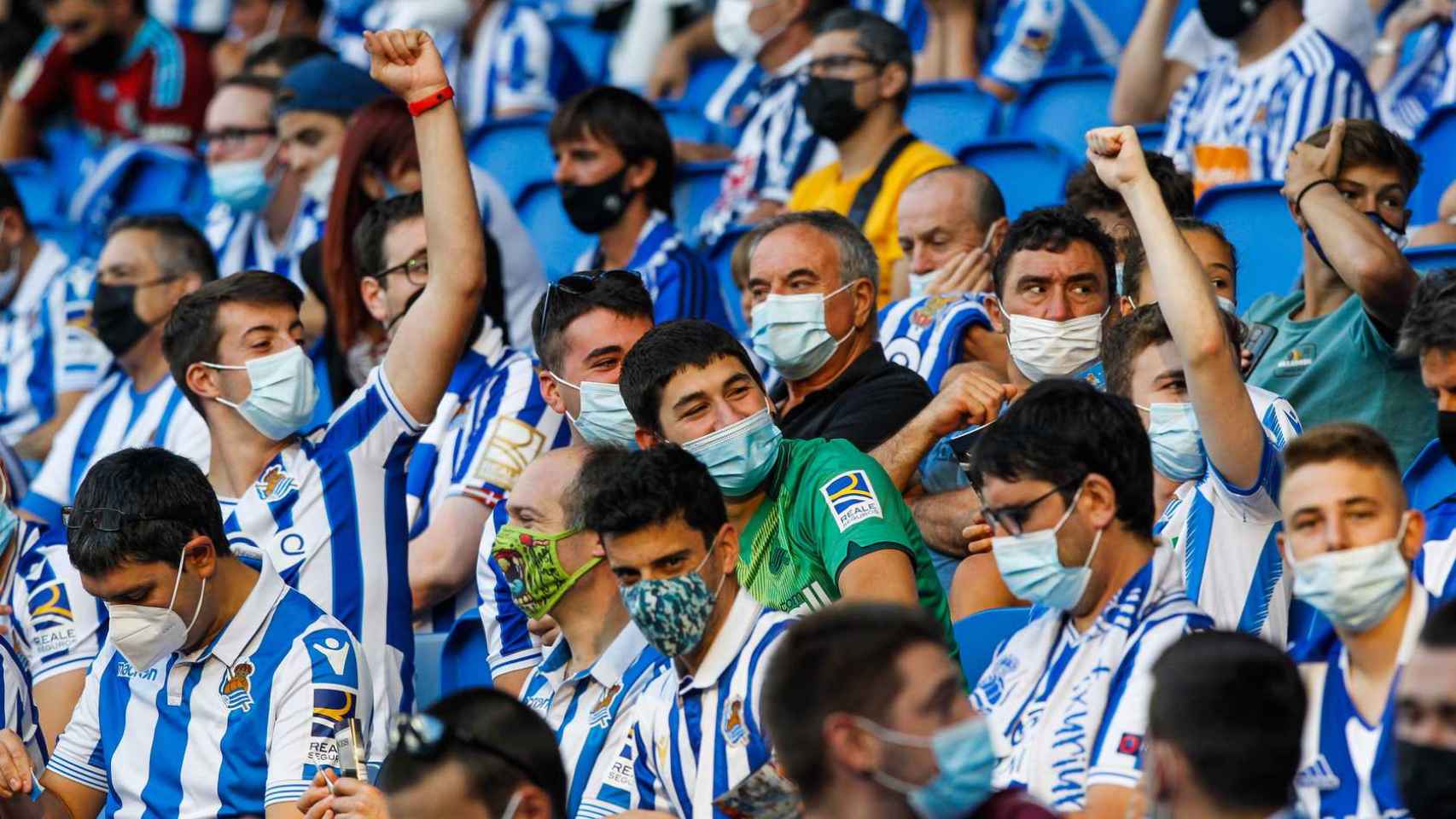 Aficionados en el campo de Anoeta. / @realsociedadeus