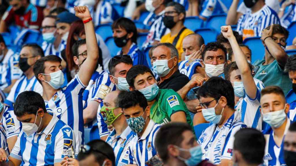 Aficionados en el campo de Anoeta. / @realsociedadeus