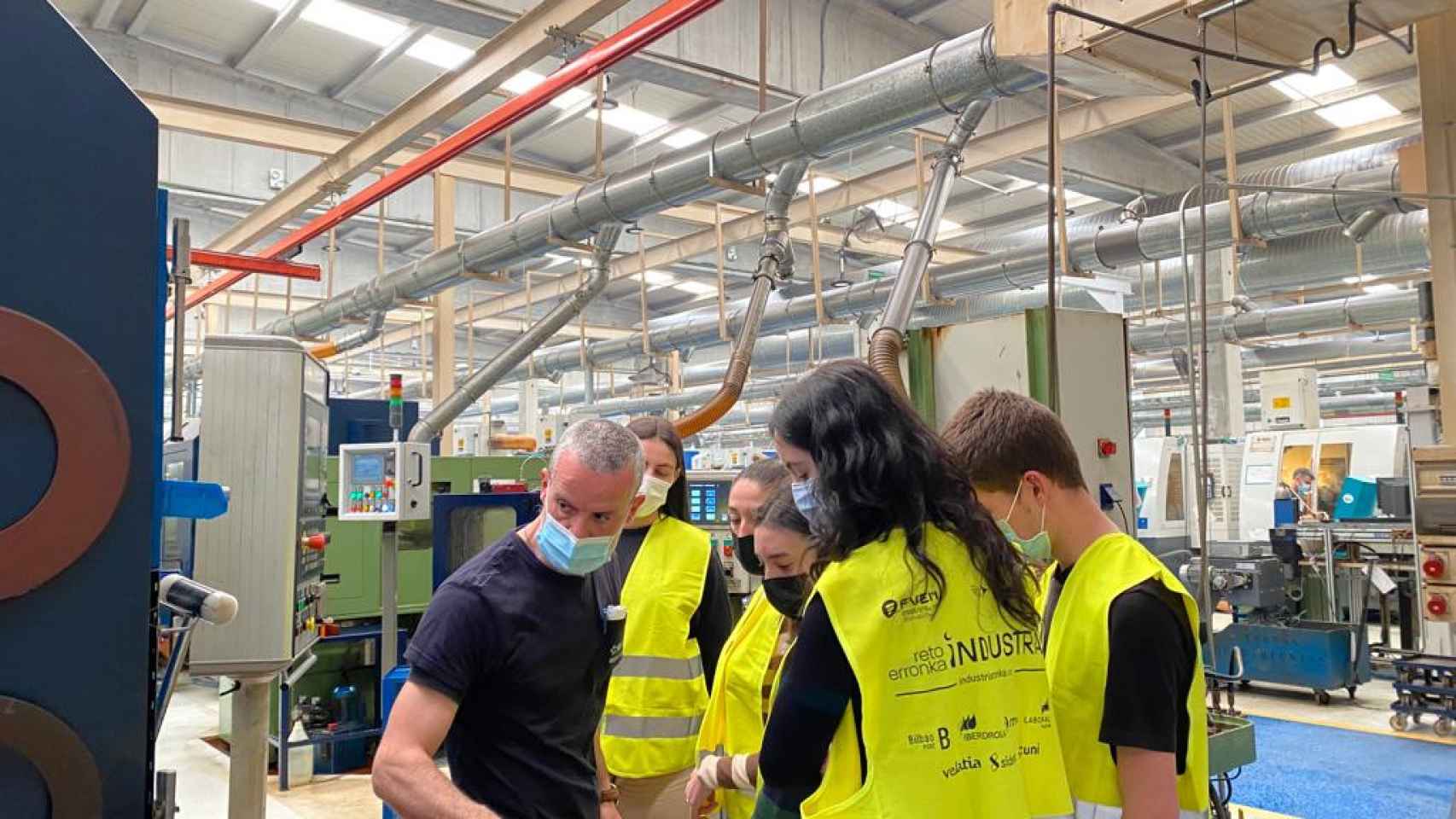 Un grupo de alumnos del centro IES Urbi de Basauri visitando la empresa Izar en Amorebieta. / CV