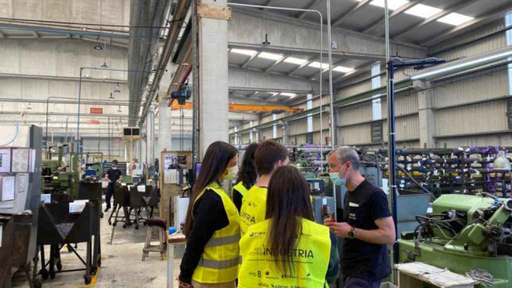 El grupo de alumnos del centro IES Urbi de Basauri visitando la empresa Izar en Amorebieta. / CV