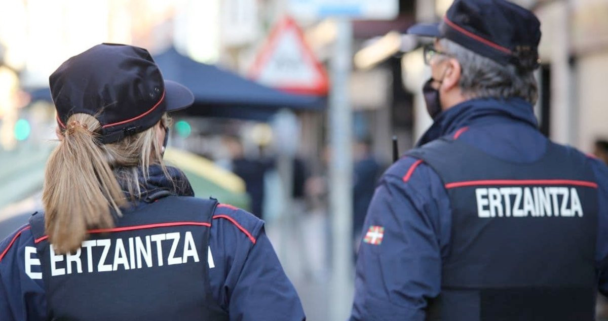 Dos agentes de la Ertzaintza / EUROPA PRESS