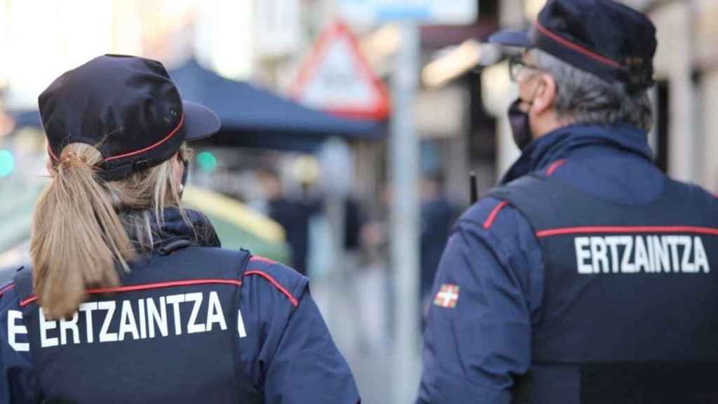 Dos agentes de la Ertzaintza / EUROPA PRESS