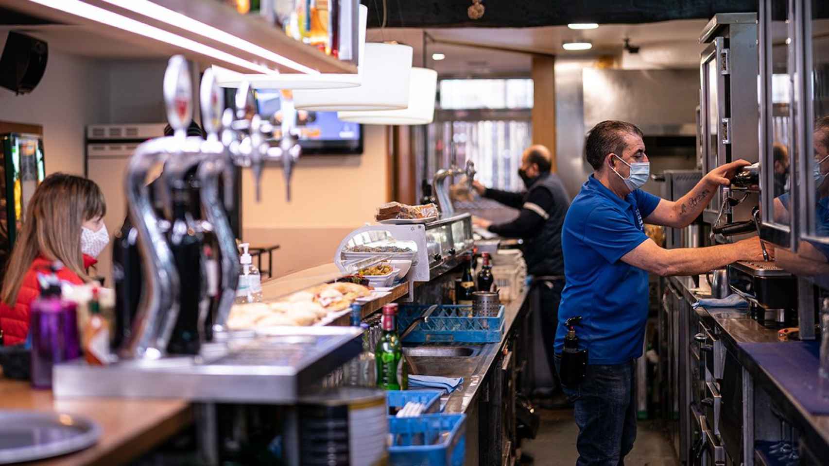 Un trabajador prepara un caf en Vitoria / EUROPA PRESS