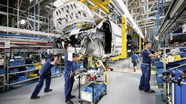 Cadena de montaje de la fábrica de Mercedes en Vitoria. / Mercedes