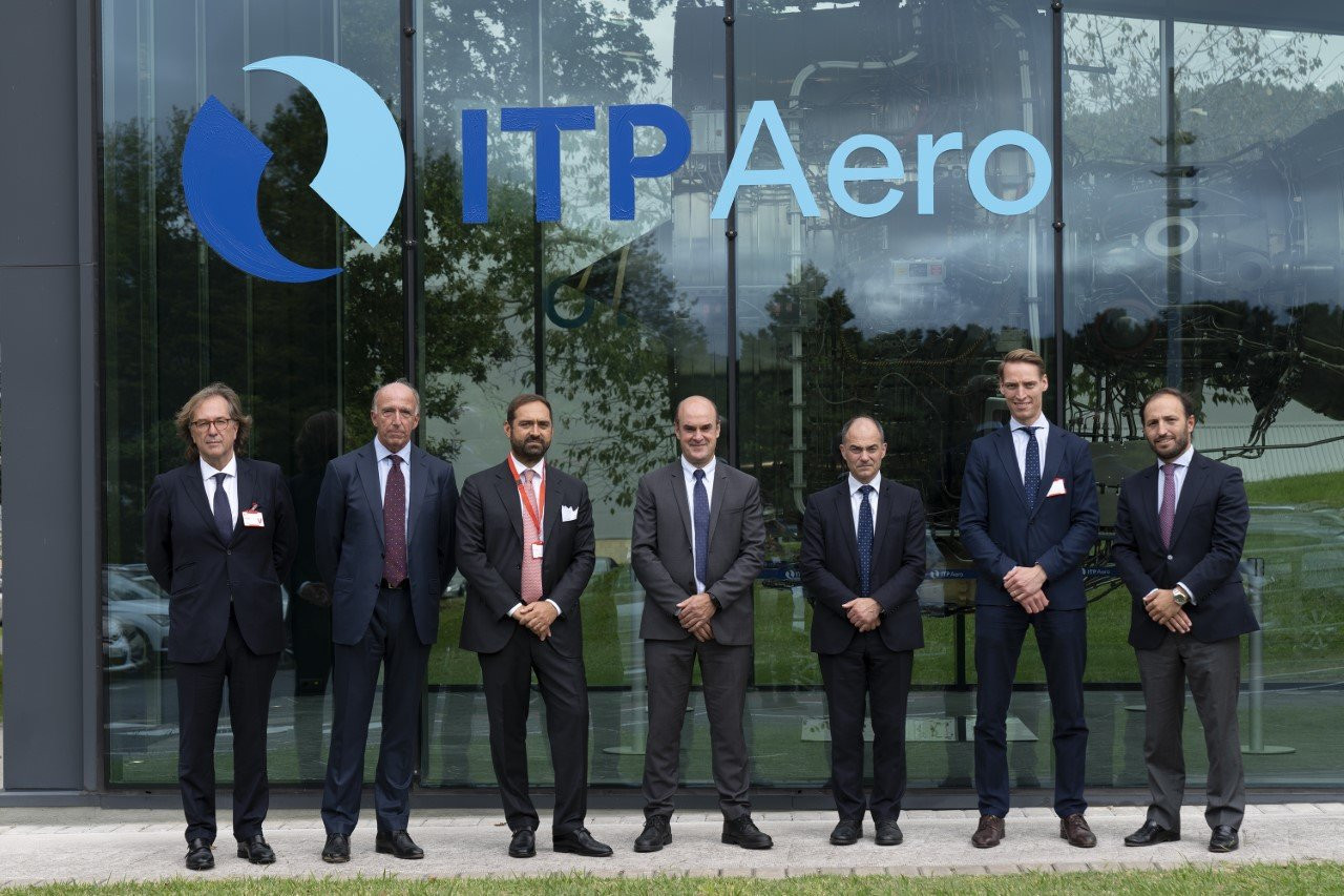 De izquierda a derecha, Ibon Aperribay, Presidente de SAPA; Ian Davis, Presidente de Rolls-Royce; Ivano Sessa, Bain Capital Management Director; Carlos Alzola, Consejero Director General de ITP Aero; Warren East, Consejero Delegado de Rolls-Royce; Tobias