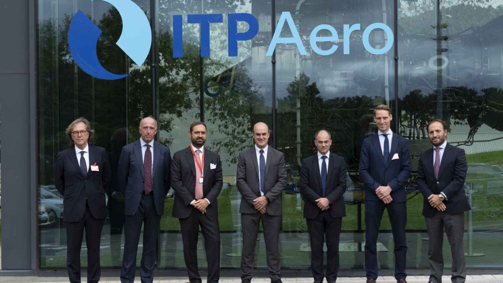 De izquierda a derecha, Ibon Aperribay, Presidente de SAPA; Ian Davis, Presidente de Rolls-Royce; Ivano Sessa, Bain Capital Management Director; Carlos Alzola, Consejero Director General de ITP Aero; Warren East, Consejero Delegado de Rolls-Royce; Tobias