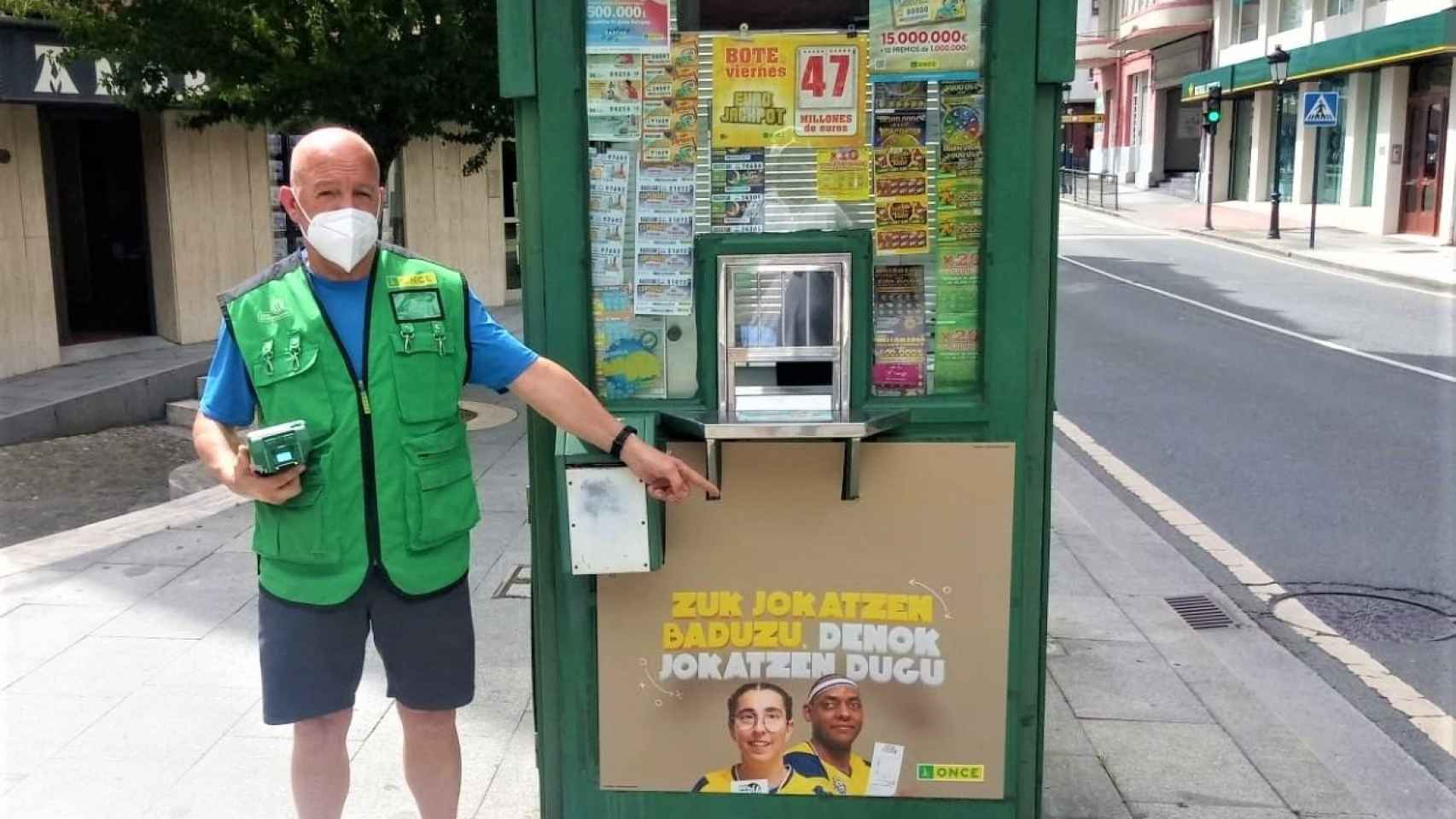 Un trabajador de la Once durante su jornada laboral /EP