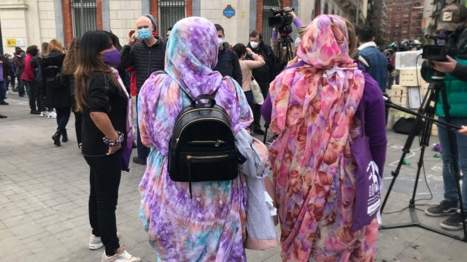 Dos de las protagonistas Manifestación en la plaza de Pio Baroja en Bilbao por el Día de la Mujer/ CV