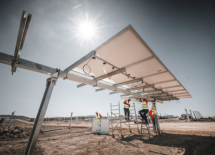 Instaladores en la planta de Ekian. / Ekian